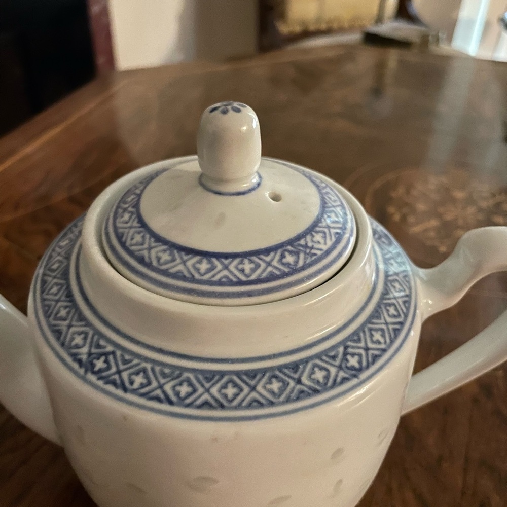 Jingdezhen Teapot with Rice Grain Pattern - Picture 4 of 9
